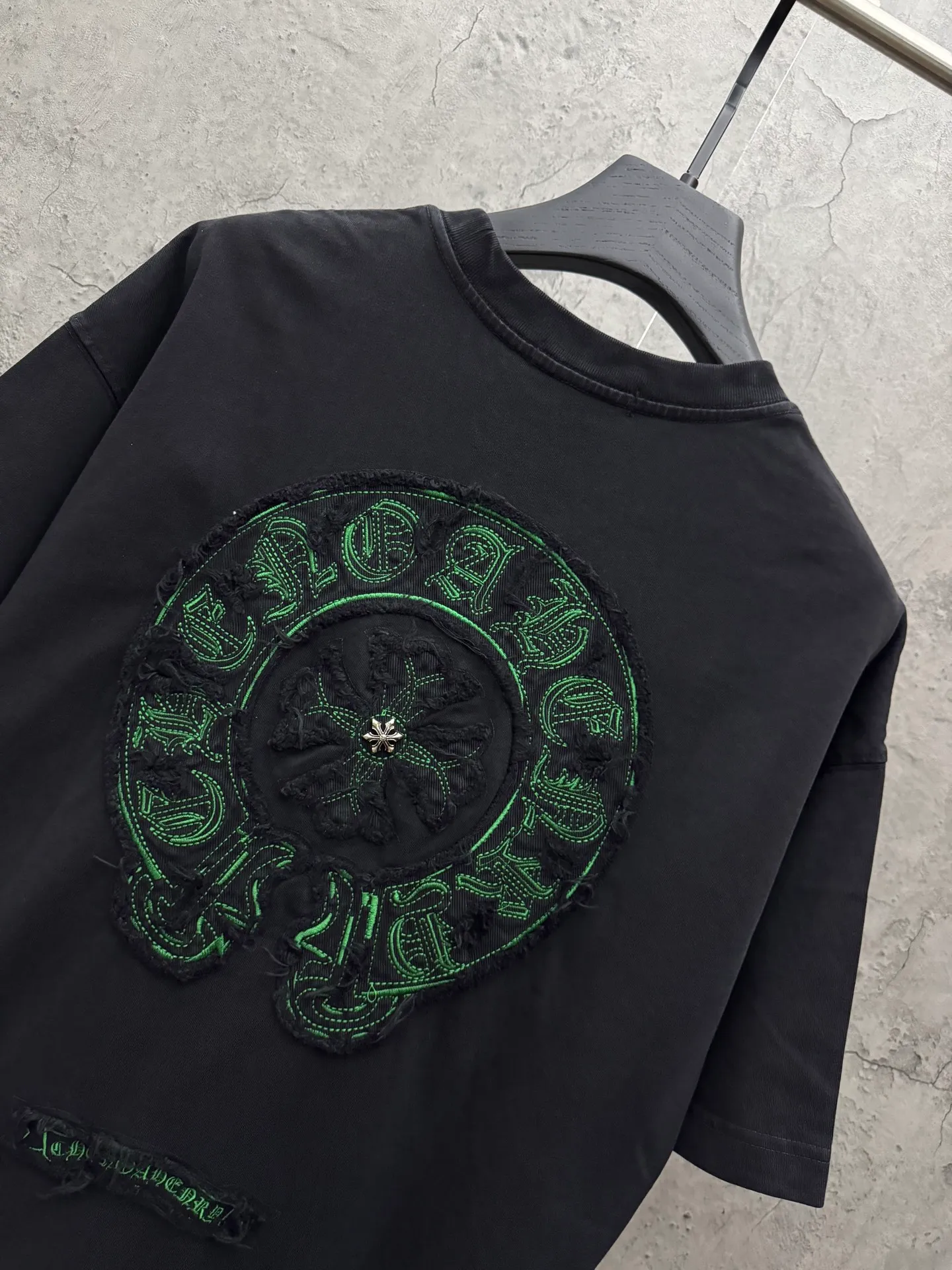 P240 top version, real shot without P, ​​different from market currency) 𝗖𝗵𝗿𝗼𝗺𝗲 𝗛𝗲𝗮𝗿𝘁𝘀/Croxin 2026 spring new original single counter American washed patch embroidered couple short sleeves 👑The highest version! Customized fabric 320 grams, washed and fried. Best-selling model at the counter. Very comfortable to wear. Accessories: Original molded and authenticated collar label➕100% silk wash label. Genuine purchase-grade original hangtag➕matching hanging rope➕3D hanging beads➕original packaging bag. Craftsmanship: The original version has consistent wiring! The highest version of the armhole matching technique! Color: Gray Black Size: S M L XL Style No.: 6602